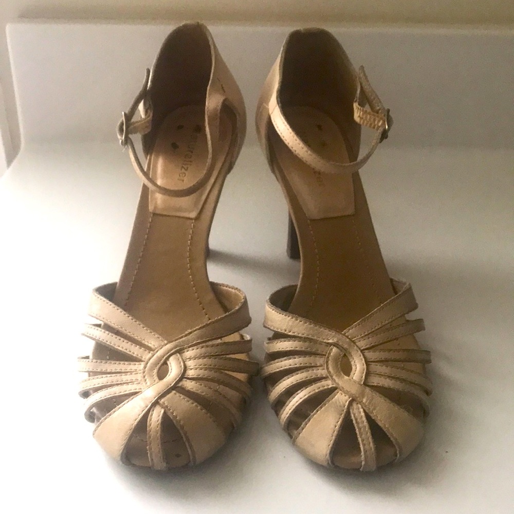 NATURALIZER cages sandals SZ 7 M